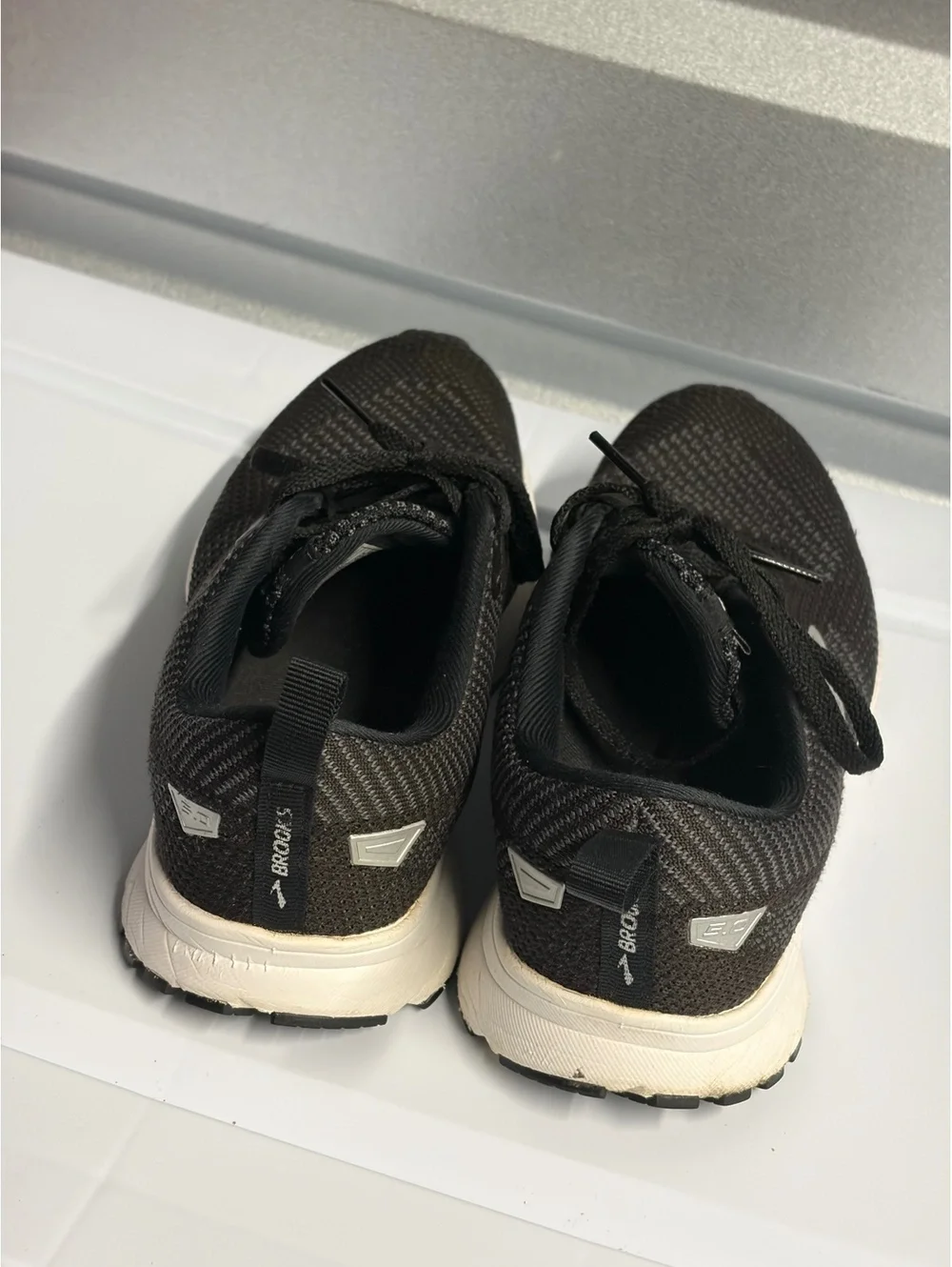 Brooks Revel 5 Black and White Running Shoes Size 7.5